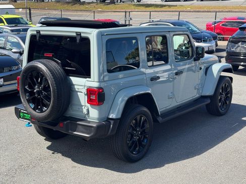Used 2023 Jeep Wrangler Unlimited Sahara AWD/4WD image 5