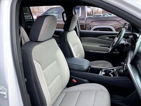 Used 2025 Chevrolet Traverse LT image 30