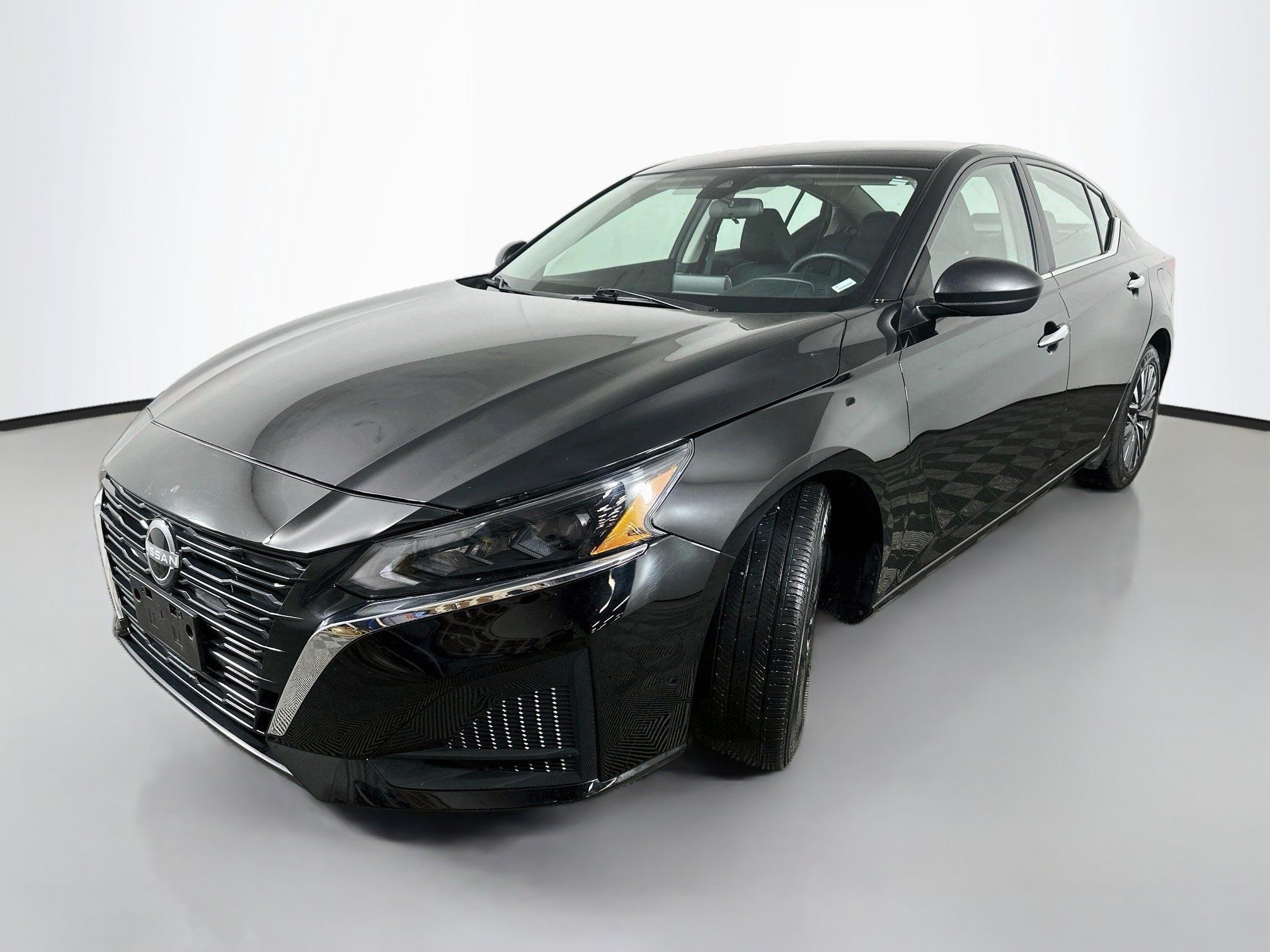 Used 2025 Nissan Altima 2.5 SV FWD image 3