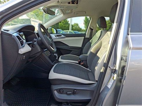 New 2025 Volkswagen Taos SE image 10