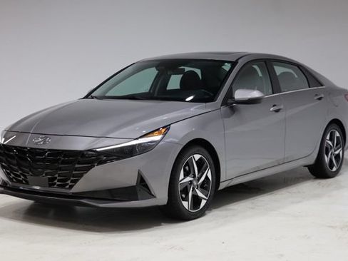 Used 2023 Hyundai Elantra Limited w/ Preferred Accessory Package FWD image 3