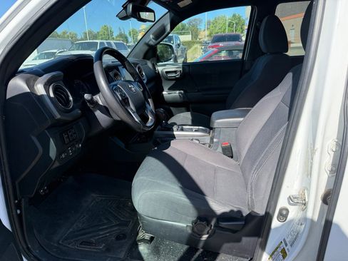 Used 2019 Toyota Tacoma TRD Off-Road w/ Technology Package AWD/4WD image 12