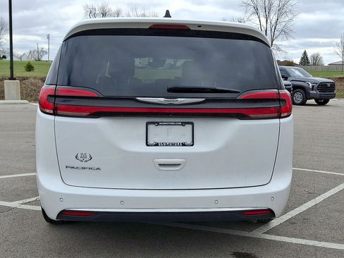 Used 2024 Chrysler Pacifica Touring-L image 23