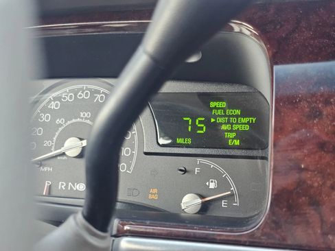 Used 2005 Lincoln Town Car Signature RWD image 15