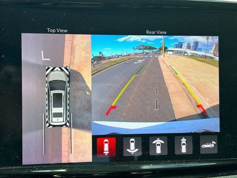 Used 2022 Chrysler Pacifica Touring-L w/ Uconnect Theater Family Group image 18