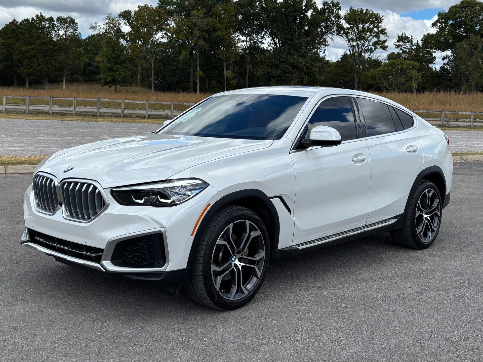 Used 2022 BMW X6 xDrive40i w/ Premium Package AWD/4WD image 2