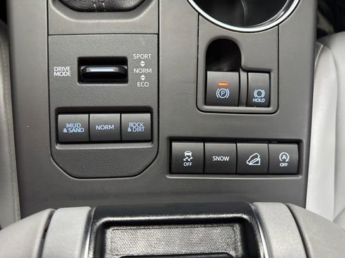 Used 2022 Toyota Highlander XLE image 23