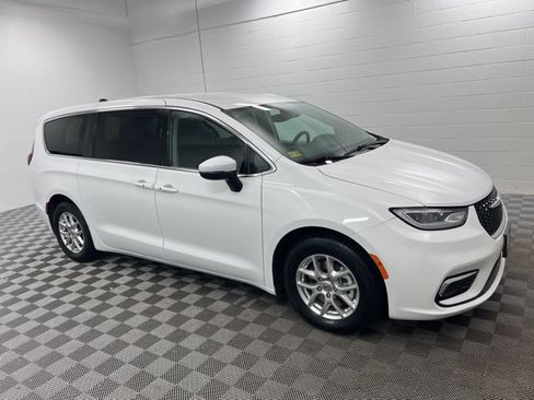Used 2023 Chrysler Pacifica Touring-L FWD image 4