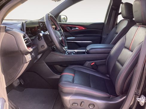 Used 2025 Chevrolet Traverse RS FWD image 29