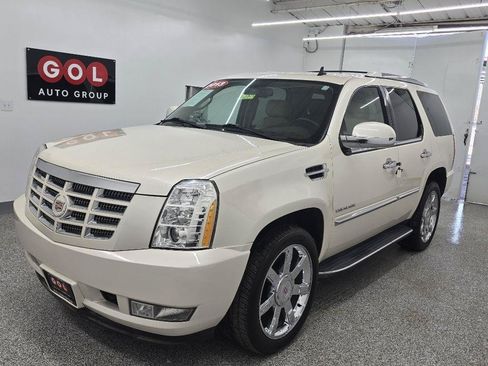 Used 2013 Cadillac Escalade Luxury RWD image 3