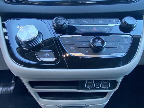 Used 2023 Chrysler Pacifica Touring-L image 20