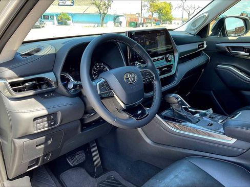 Used 2021 Toyota Highlander Limited image 2