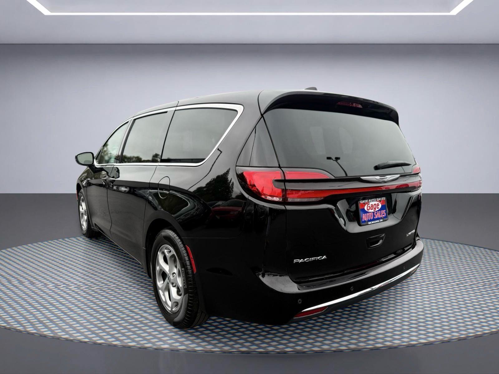 Used 2024 Chrysler Pacifica Limited FWD image 4