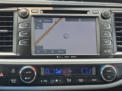 Used 2019 Toyota Highlander SE FWD image 24