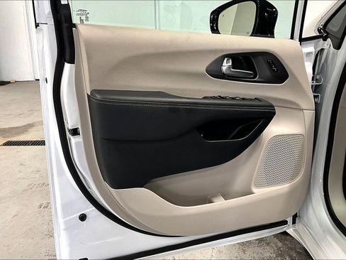 Used 2024 Chrysler Pacifica Select image 19