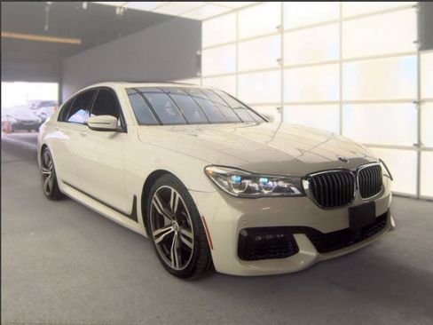 Used 2018 BMW 750i xDrive w/ Executive Package AWD/4WD image 2