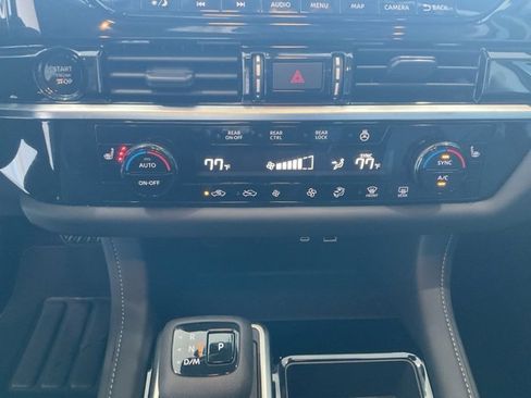 Used 2025 Nissan Pathfinder SL image 13