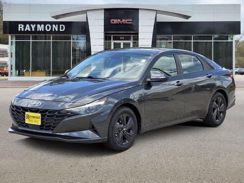 Used 2023 Hyundai Elantra SEL w/ Preferred Accessory Package FWD image 3
