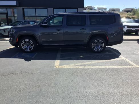 Used 2024 Jeep Wagoneer L Series II RWD image 3