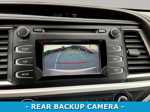 Used 2018 Toyota Highlander LE FWD image 14
