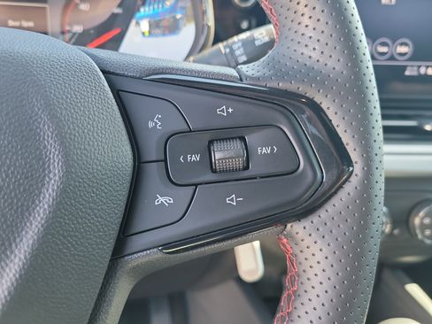 Used 2025 Chevrolet Trax RS FWD image 27