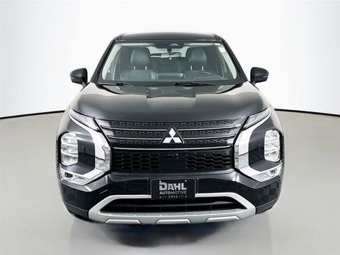 Used 2024 Mitsubishi Outlander SE image 2