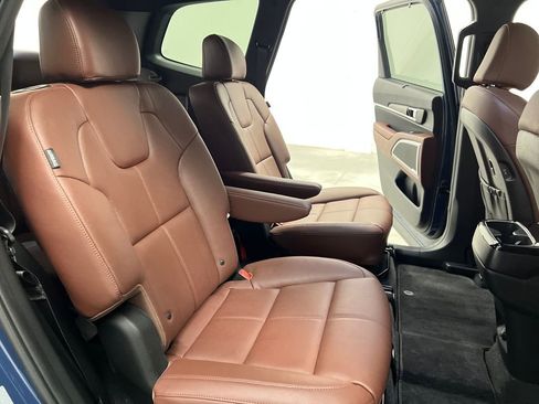Used 2024 Kia Telluride EX w/ EX Captain's Chair Package image 18
