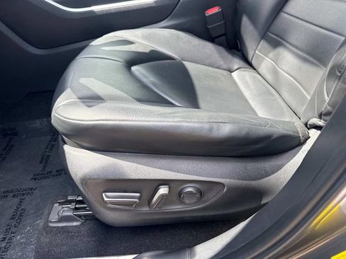 Used 2023 Toyota Highlander XLE FWD image 23