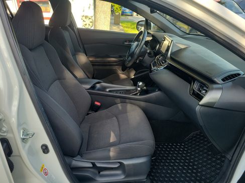 Used 2018 Toyota C-HR XLE FWD image 7