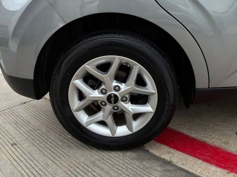 Used 2025 Kia Soul LX w/ LX Technology Package FWD image 9