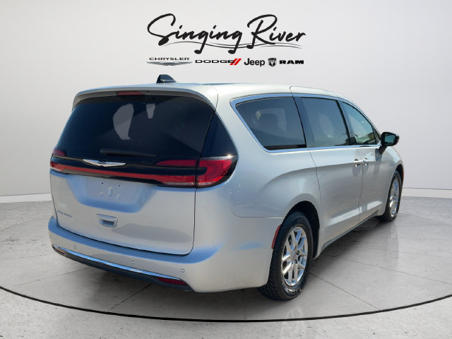 Used 2024 Chrysler Pacifica Touring-L FWD image 7