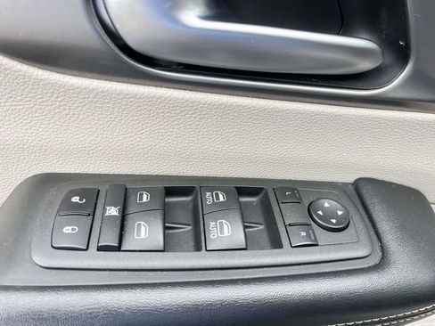 Used 2022 Chrysler Pacifica Touring-L image 13