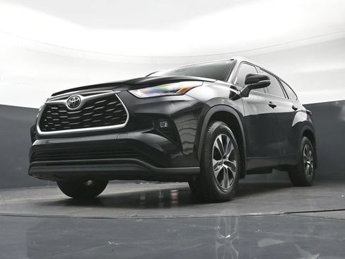 Used 2022 Toyota Highlander XLE AWD/4WD image 22