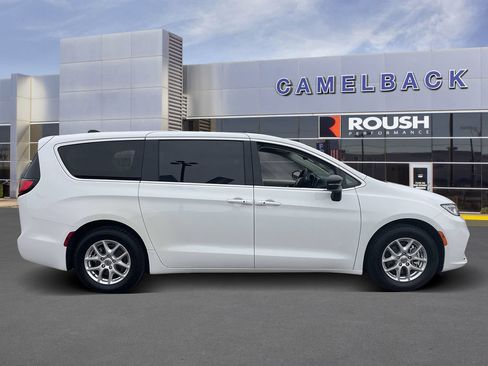 Used 2024 Chrysler Pacifica Touring-L FWD image 7