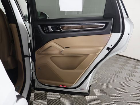 Used 2023 Porsche Cayenne Platinum Edition image 27