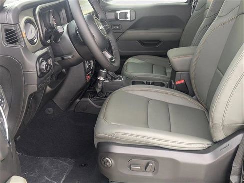 New 2025 Jeep Gladiator Mojave w/ Convenience Group image 4