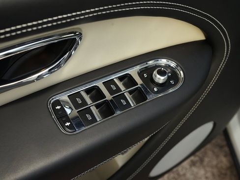 Used 2023 Bentley Bentayga Plug-In Hybrid image 28