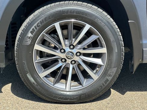 Used 2017 Toyota Highlander XLE AWD/4WD image 44