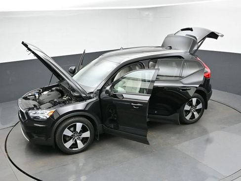Used 2020 Volvo XC40 T5 Momentum w/ Protection Package Premier image 47