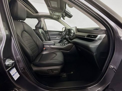 Used 2022 Toyota Highlander XLE image 29