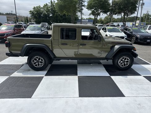 Used 2025 Jeep Gladiator Rubicon w/ Convenience Group AWD/4WD image 3