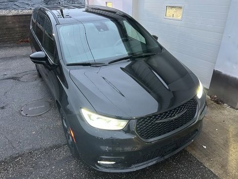 Used 2023 Chrysler Pacifica Touring-L w/ S Appearance Package image 7