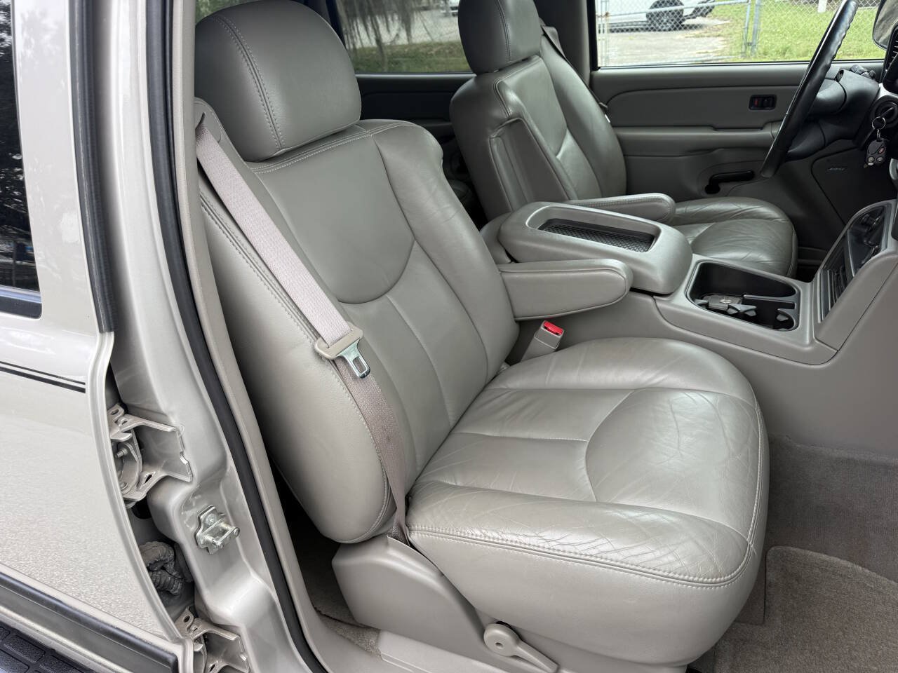 Used 2004 Chevrolet Suburban LS w/ Preferred Equipment Group RWD image 24