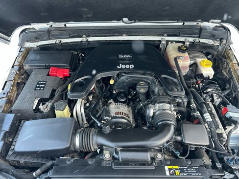 Used 2018 Jeep Wrangler Unlimited Sahara image 29