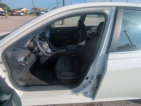 Used 2025 Nissan Altima 2.5 SV FWD image 10