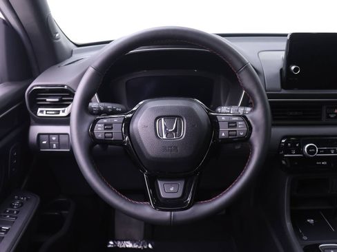 Certified 2025 Honda Pilot Black Edition image 13