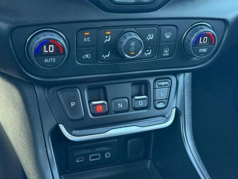 Used 2018 GMC Terrain SLE w/ Driver Convenience Package FWD image 19