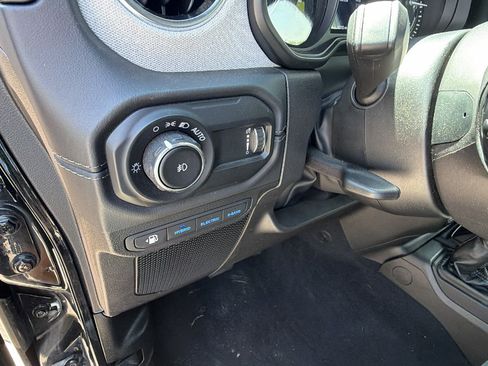 Used 2025 Jeep Wrangler Unlimited Sahara w/ Safety Group AWD/4WD image 24