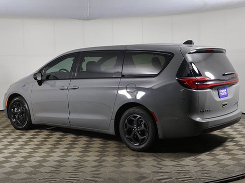 Used 2023 Chrysler Pacifica Limited w/ Uconnect Theater Family Group image 15