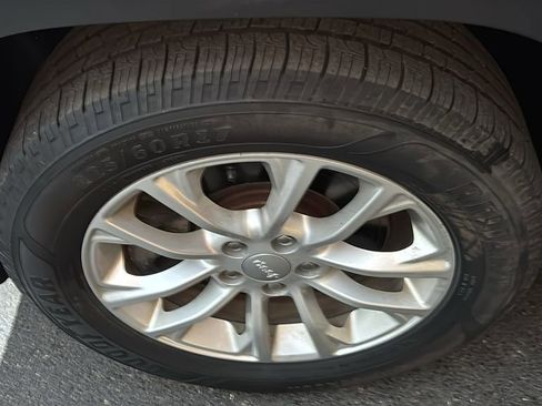 Used 2019 Jeep Cherokee Latitude w/ Cold Weather Group image 32